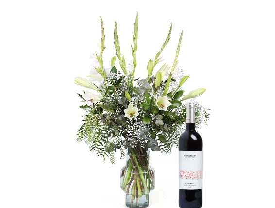 זר פרחים 'אלנה' בגווני לבן, גבוה ומרשים, בשילוב יין אדום