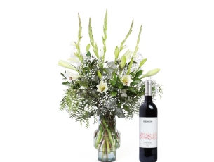 זר פרחים 'אלנה' בגווני לבן, גבוה ומרשים, בשילוב יין אדום