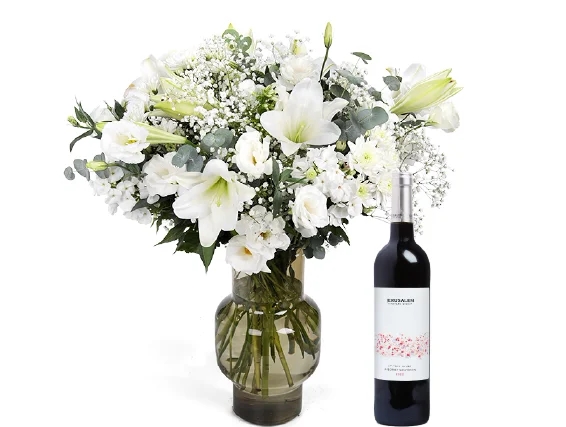 זר פרחים 'גפן' בגווני לבן, בשילוב בקבוק יין אדום