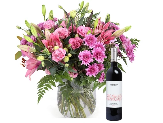 זר פרחים 'מנור' בגווני ורוד, בשילוב בקבוק יין אדום