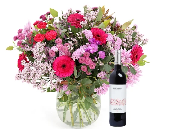 זר פרחים 'קטיפה' בגווני ורוד, בשילוב בקבוק יין אדום