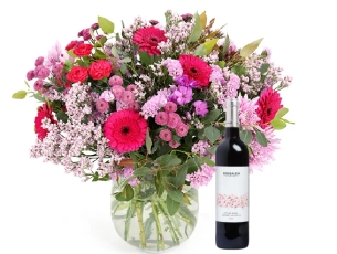 זר פרחים 'קטיפה' בגווני ורוד, בשילוב בקבוק יין אדום