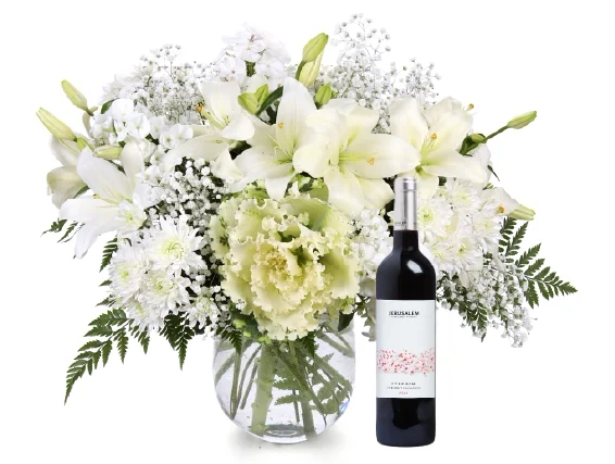 זר פרחים 'אמיליה' בגווני לבן חגיגי, בשילוב בקבוק יין אדום מיקבי ירושלים