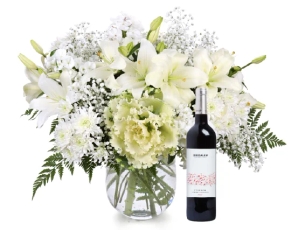 זר פרחים 'אמיליה' בגווני לבן חגיגי, בשילוב בקבוק יין אדום מיקבי ירושלים