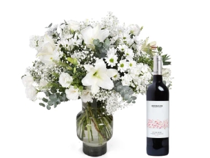 זר פרחים 'טוהר בלבן' בשילוב בקבוק יין אדום מיקבי ירושלים