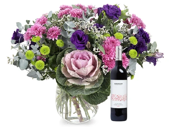 זר פרחים 'מון' בגווני סגול, ורוד וירוק, בשילוב בקבוק יין אדום