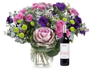 זר פרחים 'מון' בגווני סגול, ורוד וירוק, בשילוב בקבוק יין אדום