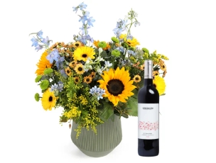 זר פרחים 'חושן' בגווני צהוב ונגיעה תכלת, בשילוב בקבוק יין אדום