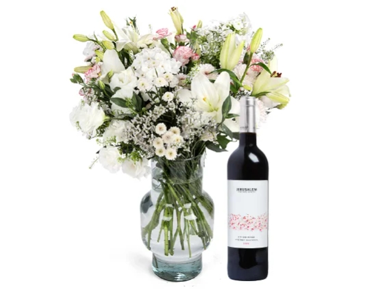 זר פרחים 'שירת הים' על טהרת הלבן, בשילוב בקבוק יין אדום