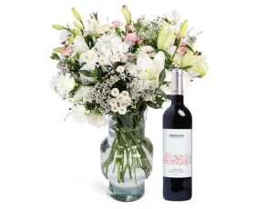 זר פרחים 'שירת הים' על טהרת הלבן, בשילוב בקבוק יין אדום