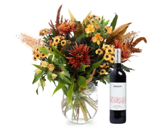 זר פרחים 'אודם' בגווני אדום, צהוב וחום, בשילוב בקבוק יין אדום