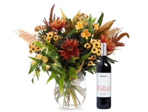זר פרחים 'אודם' בגווני אדום, צהוב וחום, בשילוב בקבוק יין אדום