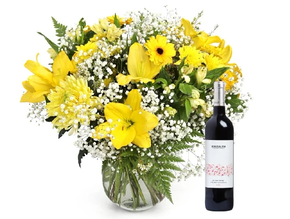 זר פרחים 'אור זורח'  בגווני צהוב, בשילוב בקבוק יין אדום  ונגיעה לבנה
