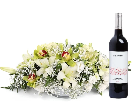 סידור ]פרחים 'פנינת האביב' בגווני לבן בכלי תואם, בשילוב בקבוק יין אדום
