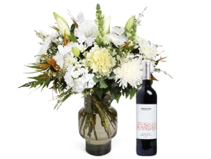זר פרחים 'שירת האביב' בגווני לבן חגיגי, בשילוב בקבוק יין אדום