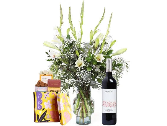 זר פרחים 'אלנה' בגווני לבן, גבוה ומרשים בשילוב מארז שוקולד ויין אדום