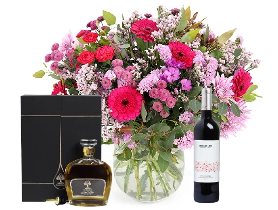 זר פרחים 'קטיפה' בגווני ורוד, בשילוב מארז שמן זית ובקבוק יין אדום