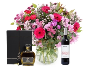 זר פרחים 'קטיפה' בגווני ורוד, בשילוב מארז שמן זית ובקבוק יין אדום