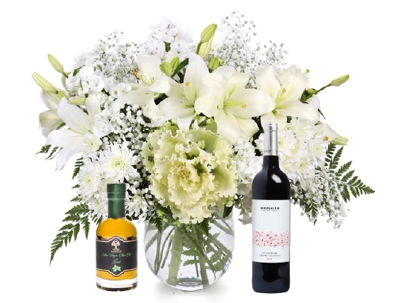 זר פרחים 'אמיליה' בגווני לבן חגיגי, בשילוב שמן זית לימון ובקבוק יין אדום מיקבי ירושלים
