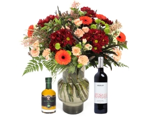 זר פרחים 'כרמן' בגווני אדום, כתום צהוב בשילוב ענפי  קישוט, שמן זית  ויין אדום