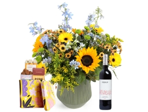 זר פרחים 'חושן' בגווני צהוב ונגיעה תכולה, בשילוב בקבוק יין אדום ומארז שוקולד