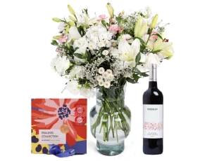 זר פרחים 'שירת הים' על טהרת הלבן, בשילוב פרליני שוקולד ובקבוק יין אדום