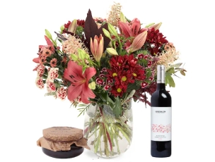 זר פרחים 'אביגיל' בגווני בורדו, חום, שמנת בשילוב ענפים לקישוט, בקבוק יין אדום וחרוסת