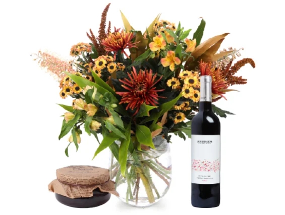 זר פרחים 'אודם' בגווני אדום, צהוב וחום, בשילוב בקבוק יין אדום וחרוסת