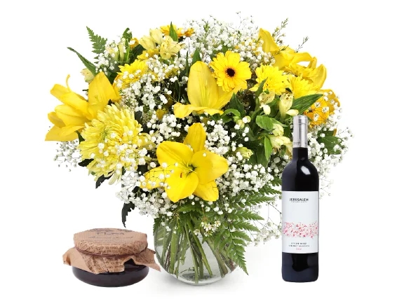 זר פרחים 'אור זורח'  בגווני צהוב, בשילוב בקבוק יין אדום  וחרוסת