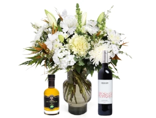 זר פרחים 'שירת האביב' בגווני לבן חגיגי, בשילוב בקבוק יין אדום ושמן זית