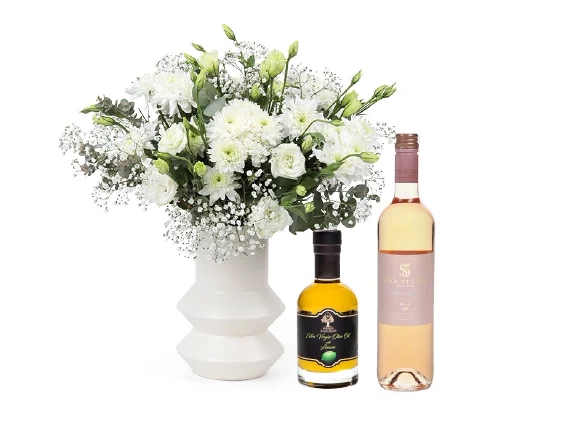 זר פרחים 'ליבר' בגווני לבן, בשילוב בקבוק יין רוזה ושמן זית לימון