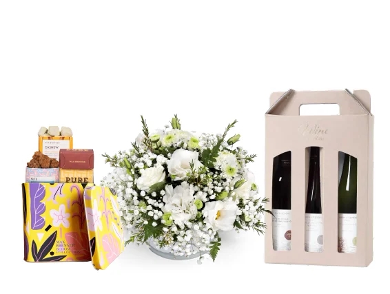 סידור פרחים 'שיה' בגווני לבן בכלי זכוכית לבן, בשילוב מארז שוקולד ומארז יין מיקב גוש עציון