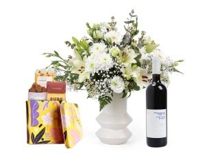 זר פרחים 'לירי' בגווני לבן, בשילוב מארז שוקולד ובקבוק יין אדום
