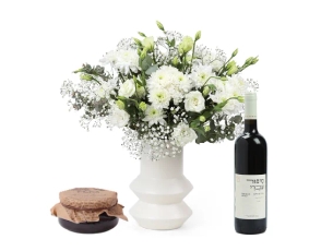 זר פרחים 'ליבר' בגווני לבן, בשילוב בקבוק יין אדום וחרוסת