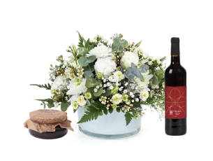 סידור פרחים 'דיה' בגווני לבן בשילוב יין כרמי גליל אדום וחרוסת