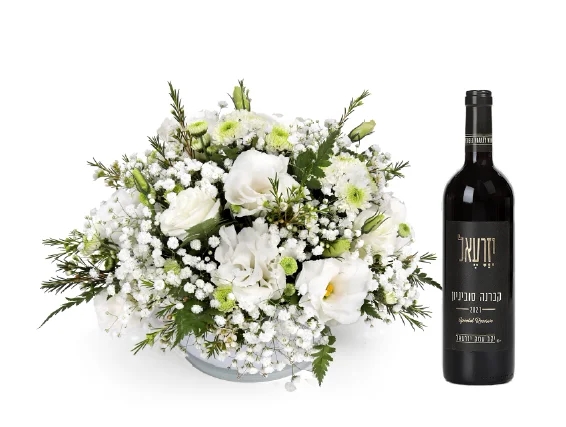 סידור פרחים 'שיה' בגווני לבן בכלי זכוכית לבן, בשילוב בקבוק יין אדום