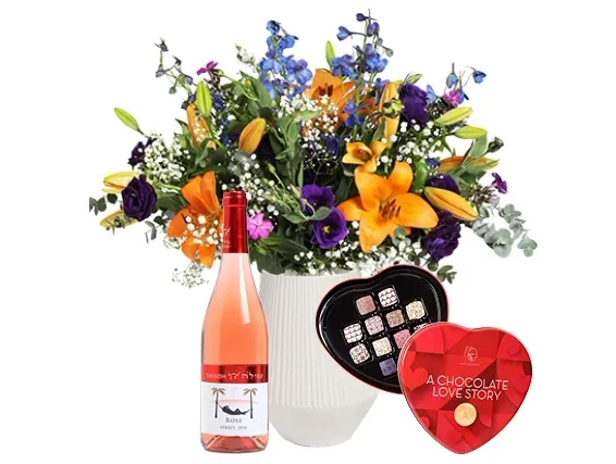 זר פרחים בגווני סגול וכתום, בשילוב בקבוק יין רוזה ופרליני אהבה