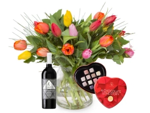 זר פרחי צבעוני בשילוב מארז פרליני שוקולד ויין אדום