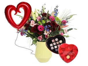 זר פרחים צבעוני בשילוב בלון הליום ופרליני שוקולד