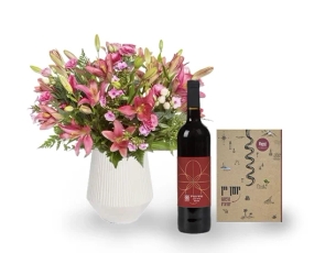 זר פרחים ורוד בשילוב בקבוק יין אדום, ויומן יין