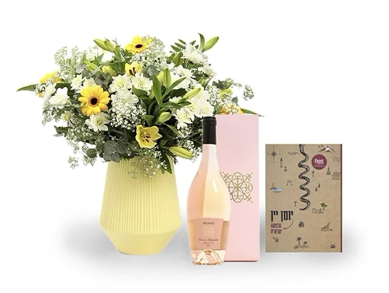 זר פרחים בגווני צהוב ולבן, בשילוב יומן יין ויין רוזה