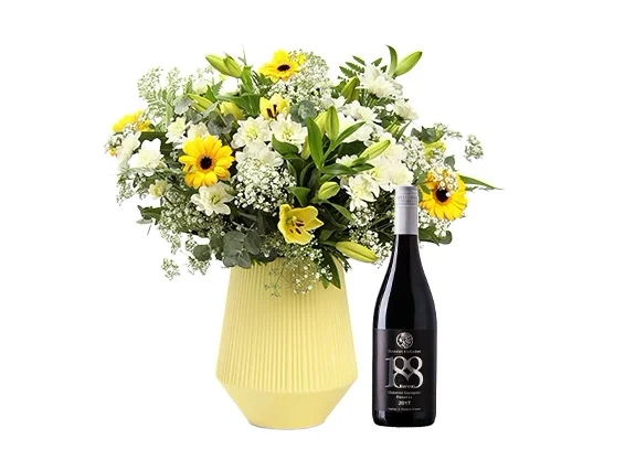 זר פרחים 'בלה' בגווני לבן וצהוב, בשילוב בקבוק יין אדום מיקב בזלת הגולן