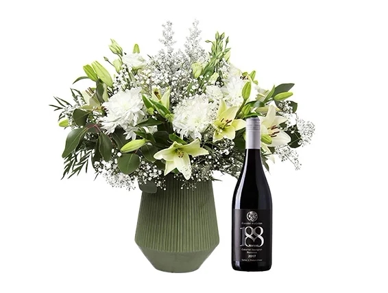 זר פרחים 'סלין' בגווני לבן, בשילוב בקבוק יין אדום מיקב בזלת הגולן