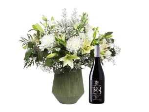 זר פרחים 'סלין' בגווני לבן, בשילוב בקבוק יין אדום מיקב בזלת הגולן
