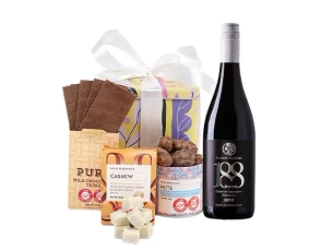 בקבוק יין אדום מיקב בזלת הגולן, בשילוב מארז שוקולד מבית מקס ברנר