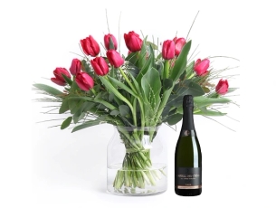 זר חגיגה באדום: 17 טוליפים אדומים  וקאווה