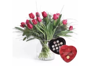 זר פרחי צבעונים באדום , בשילוב פרליני שוקולד אהבה